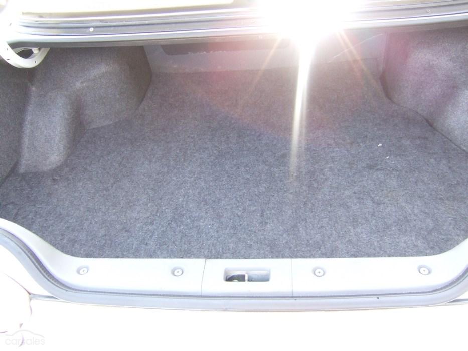 R32 V-Spec II GTR trunk boot.jpg