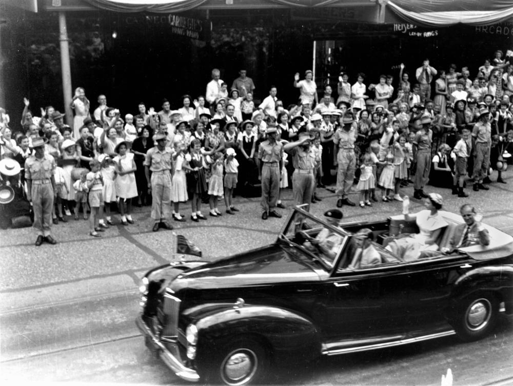 Royal Tour 1952 Humber Pullman Cabriolet 1.jpg