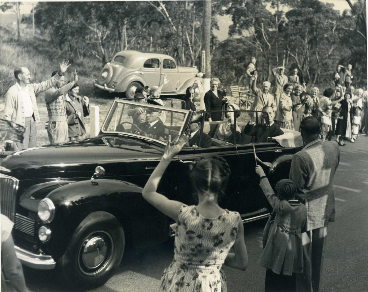 Royal Tour 1952 Humber Pullman Cabriolet 3.jpg