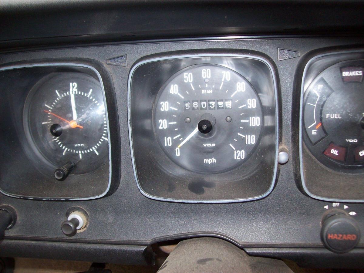 Toyota Corona 1971 Dash cluster.jpg