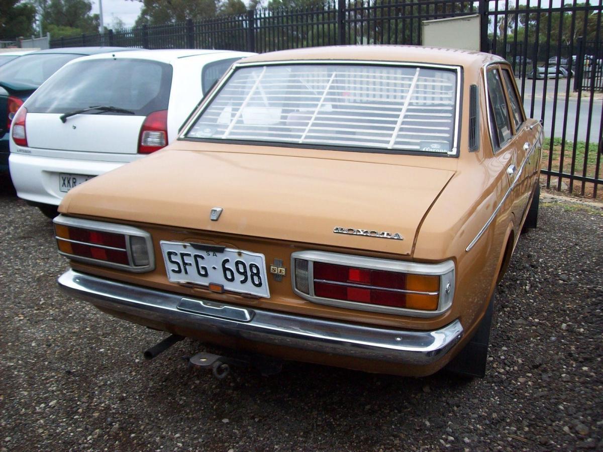 Toyota Corona 1971 reat tail lights.jpg