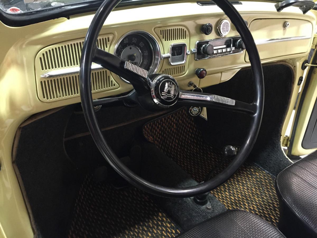 VW Beetle convertible steering wheel and dashboard.jpg