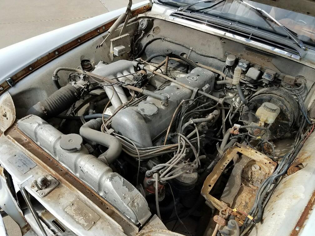 W111 250SE engine coupe (1).jpg