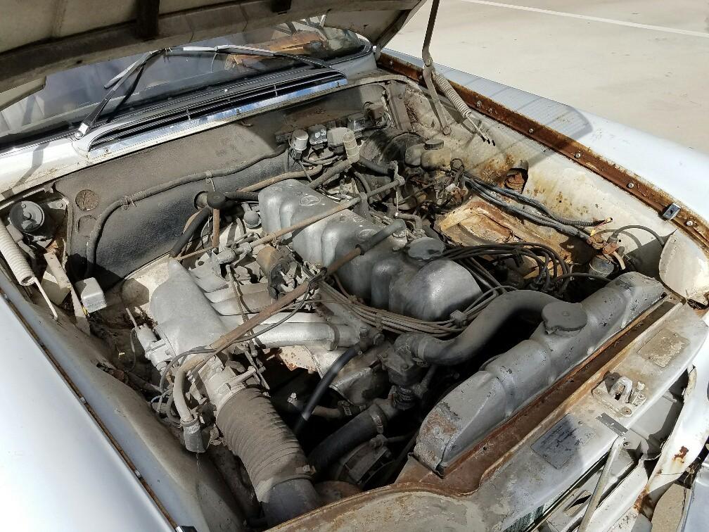 W111 250SE engine coupe (3).jpg