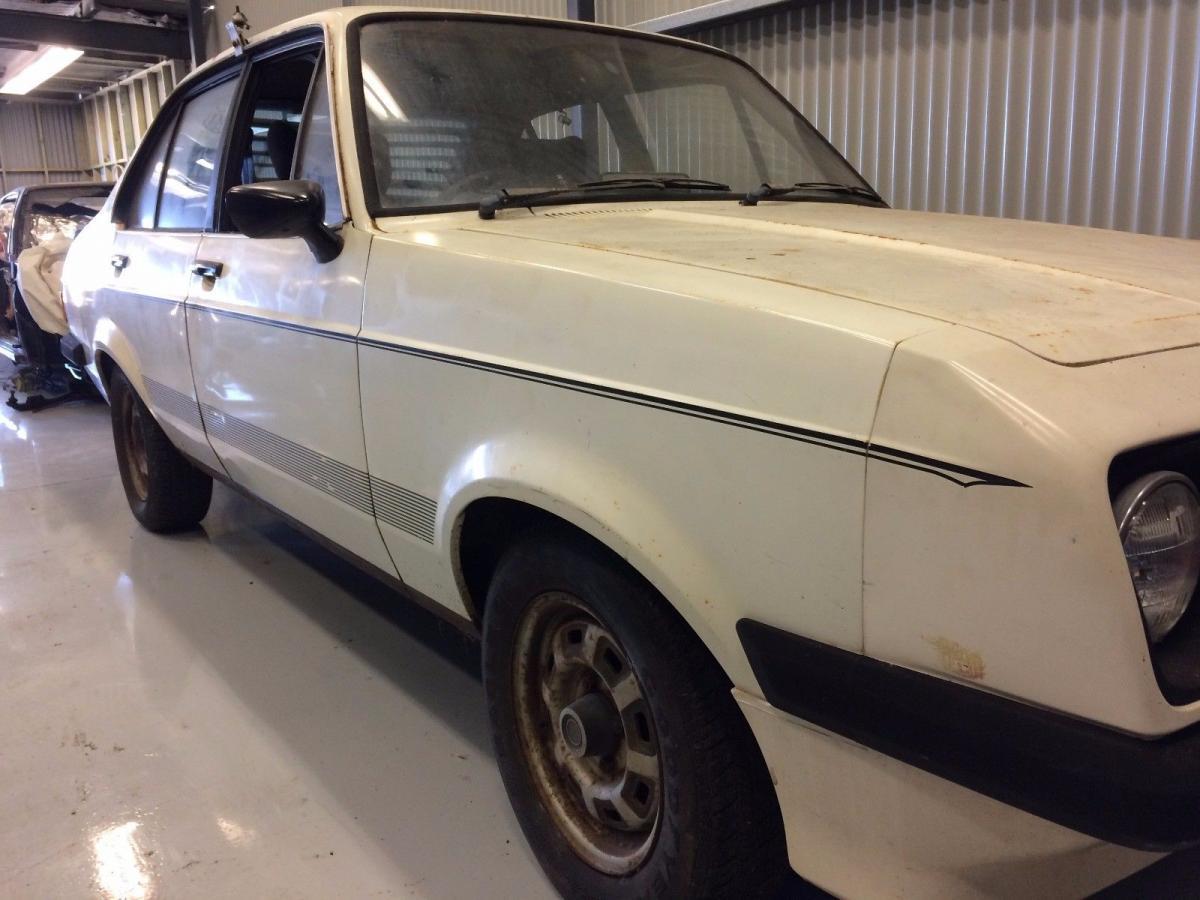 White Ford Escort MK2 1979 RS2000 4-door sedan images car 16 Australia (5).jpg