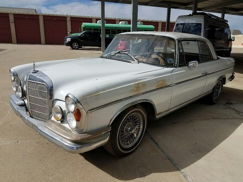 White Mercedes W111 250SE coupe white (1).jpg