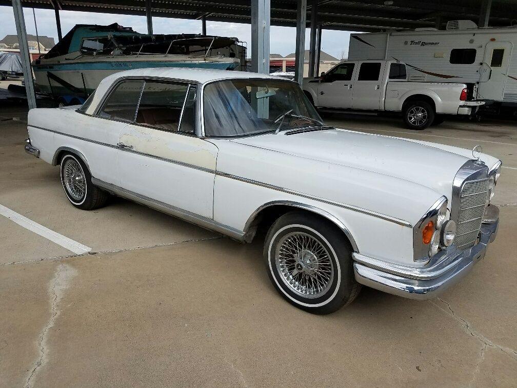 White Mercedes W111 250SE coupe white (2).jpg