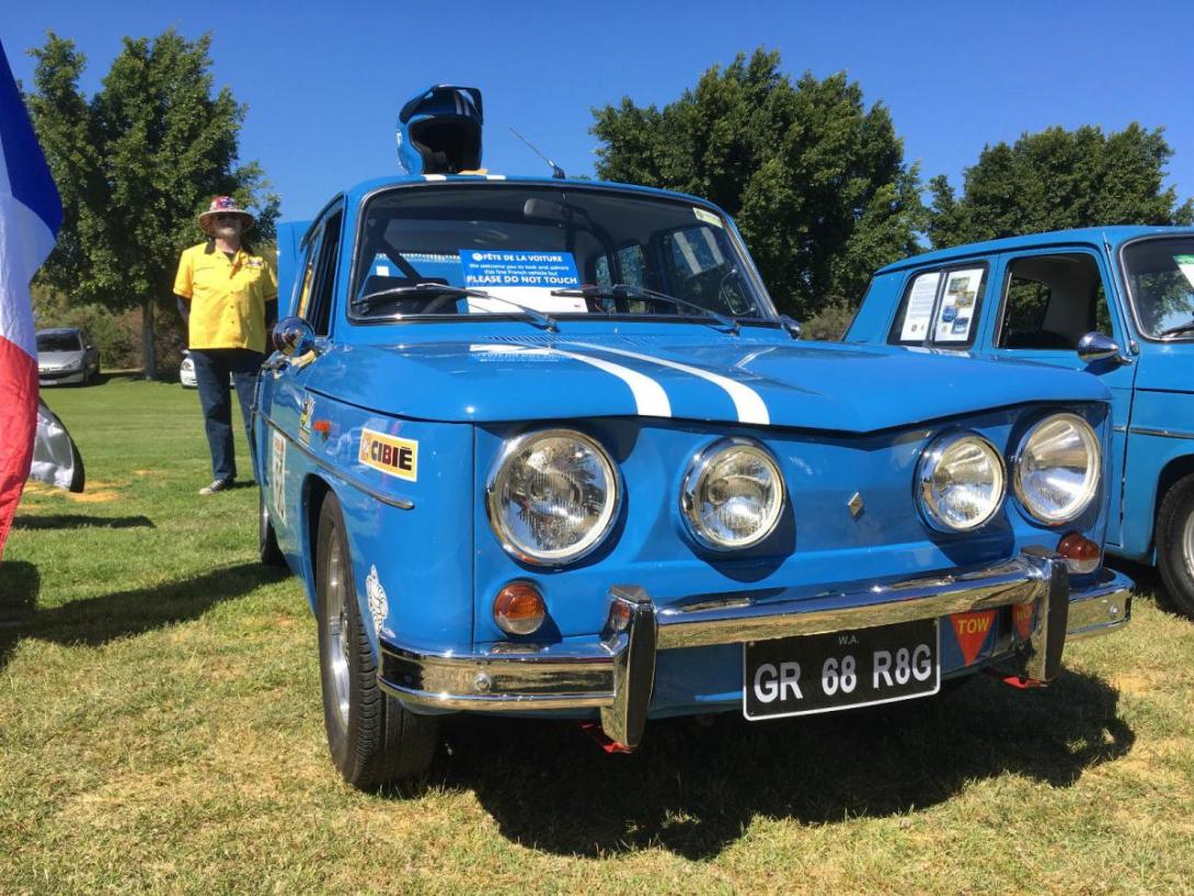 Renualt R8 1968 Front lights.jpg