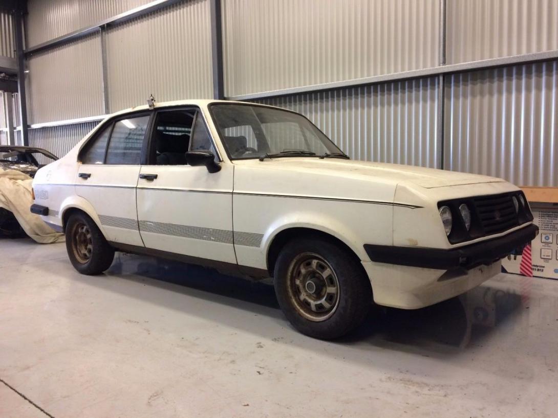 White Ford Escort MK2 1979 RS2000 4-door sedan images car 16 Australia (1).jpg